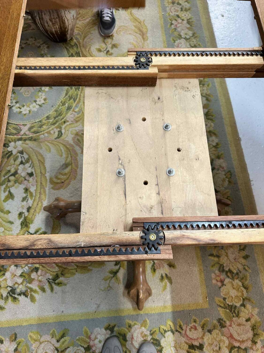 Extendable round table and 4 chairs