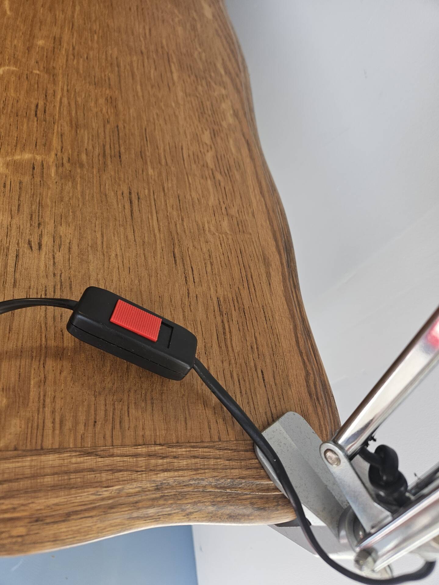 Articulated desk lamp