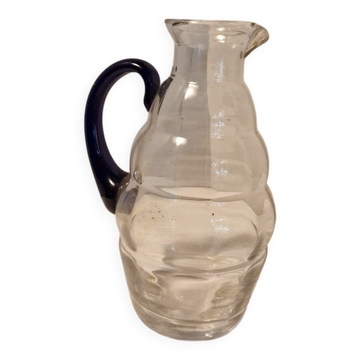 Carafe en verre à corps ondulé & anse bleue