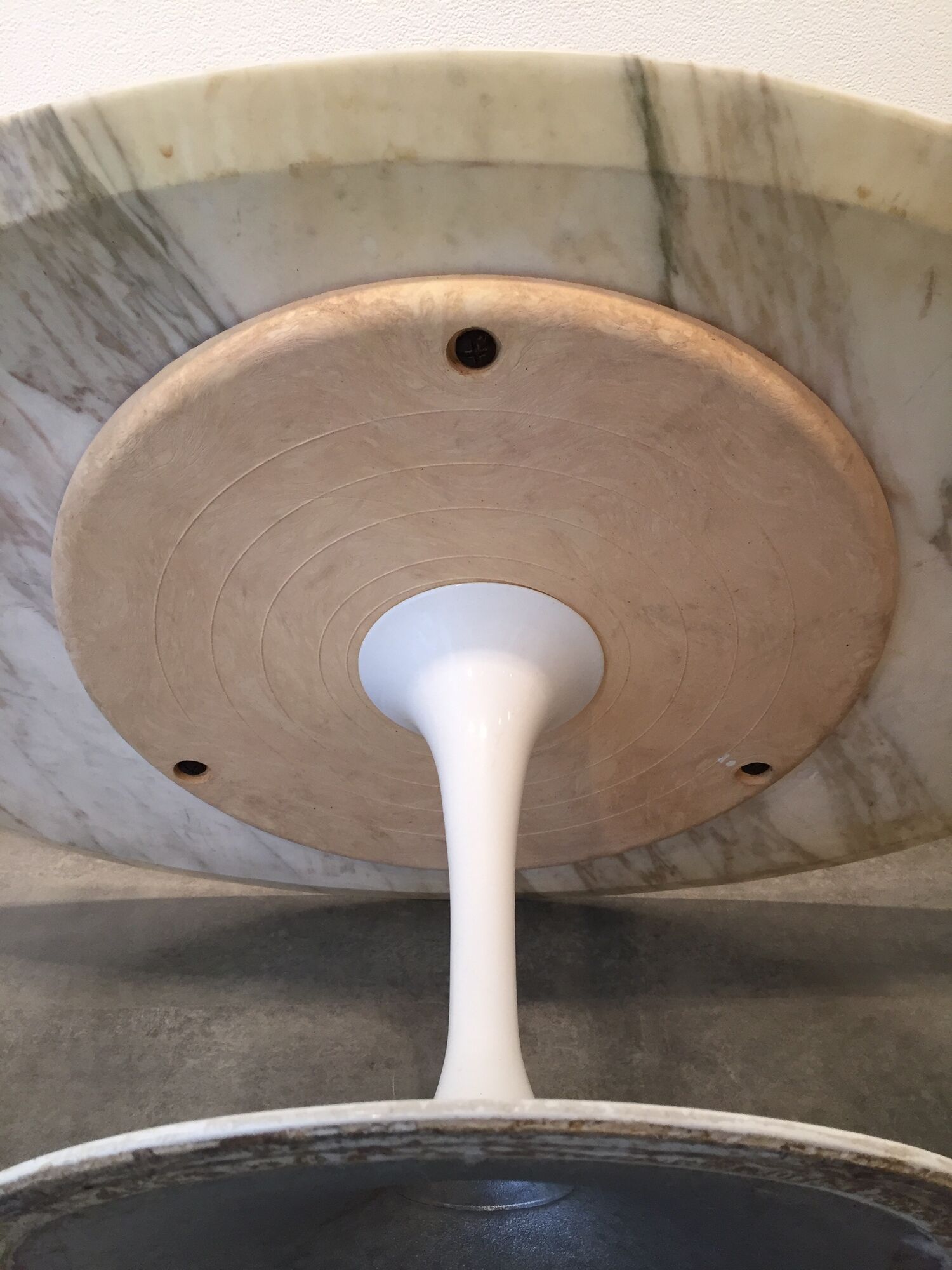 Table Calacatta marble low Eero Saarinen Tulip for Knoll International