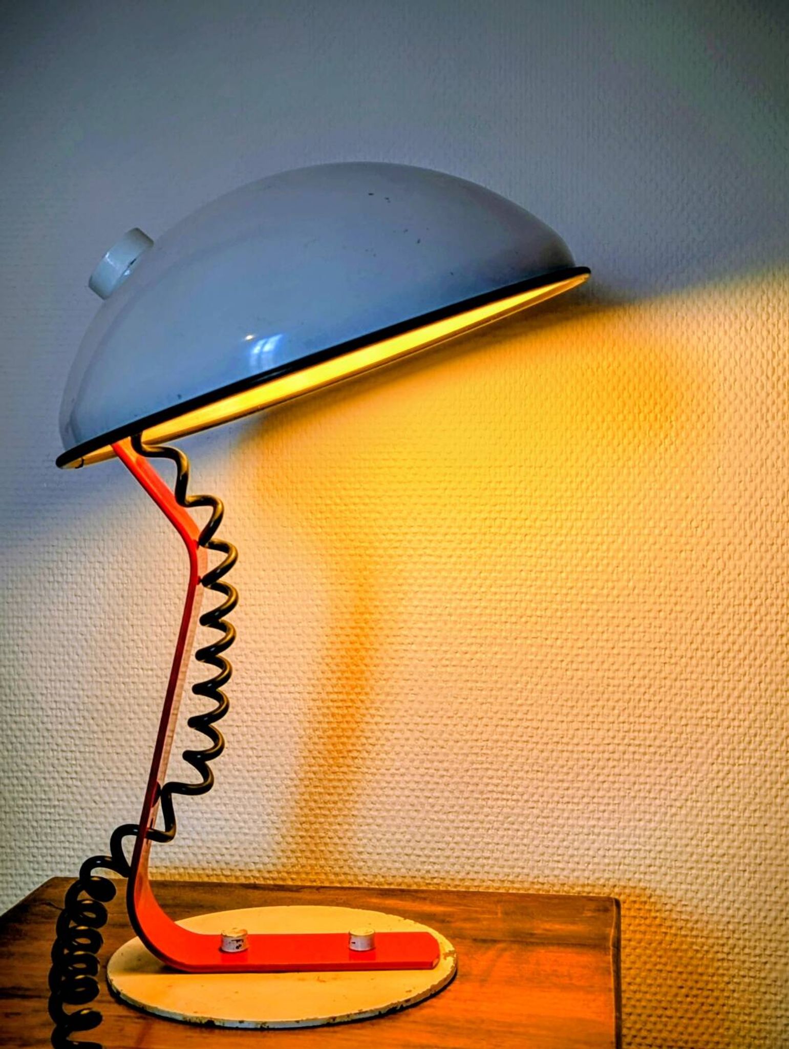 Sculptural Lamp "Snake" – Memphis & Postmodern Aesthetic – Massive