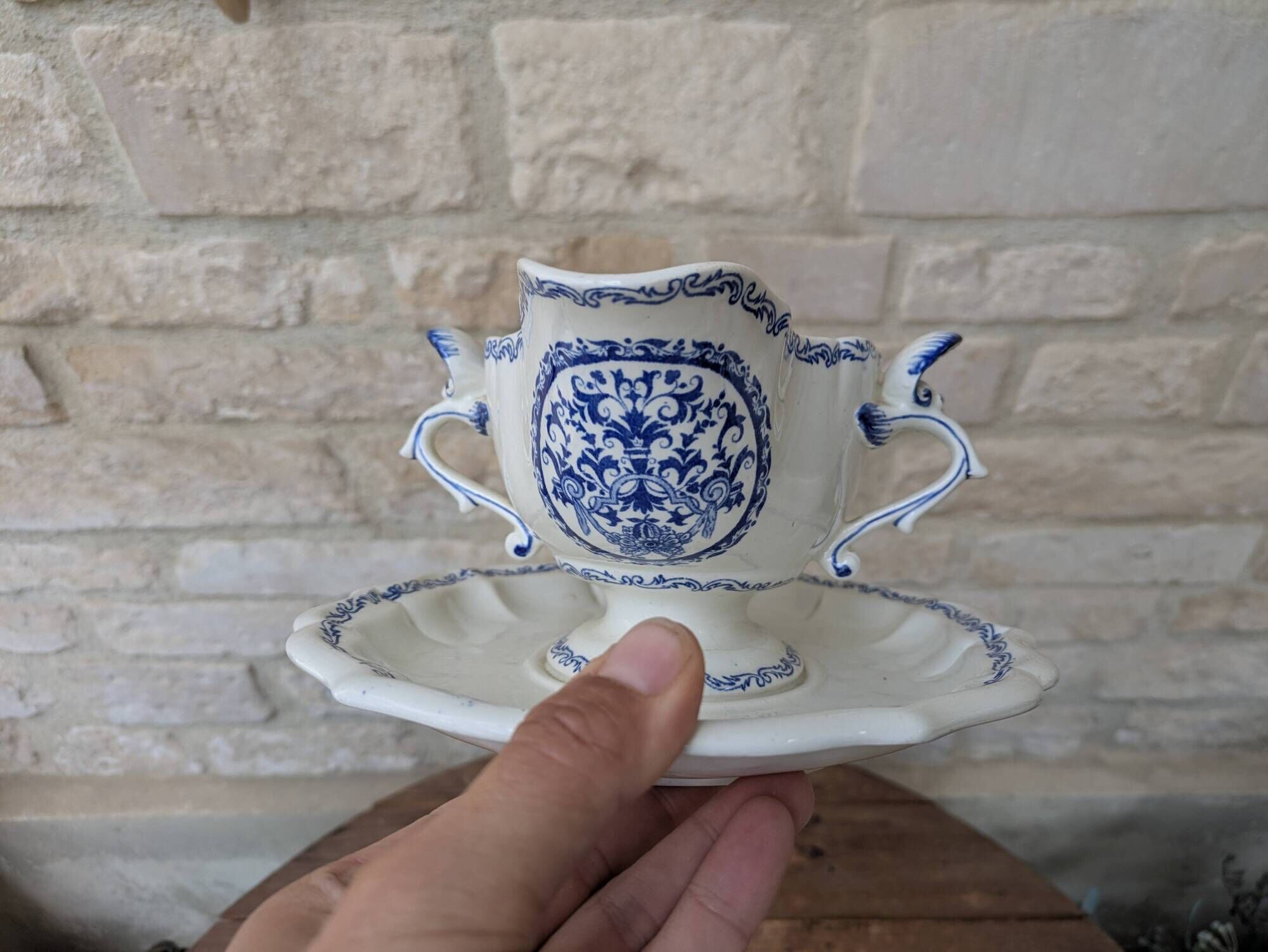 Ancienne saucière sur dormant fixe Gien France modèle Rouen avec arabesques