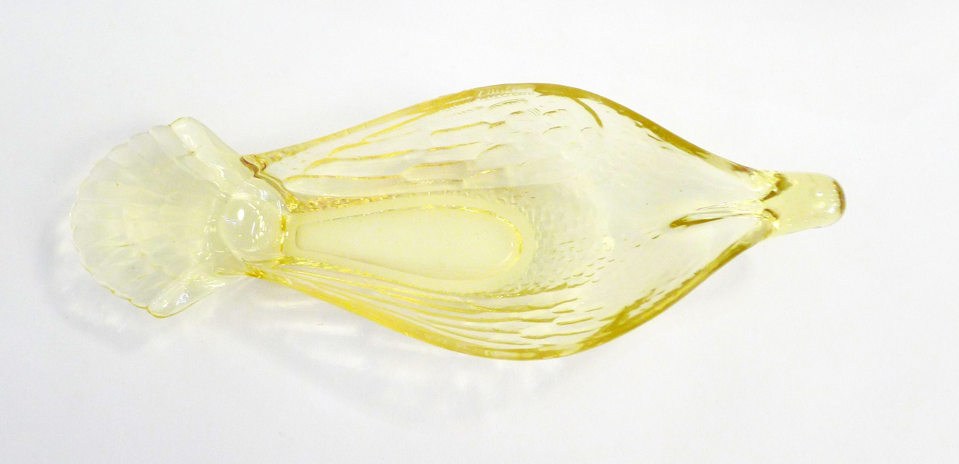 Plat coupe oiseau, en verre cristallin jaune pâle