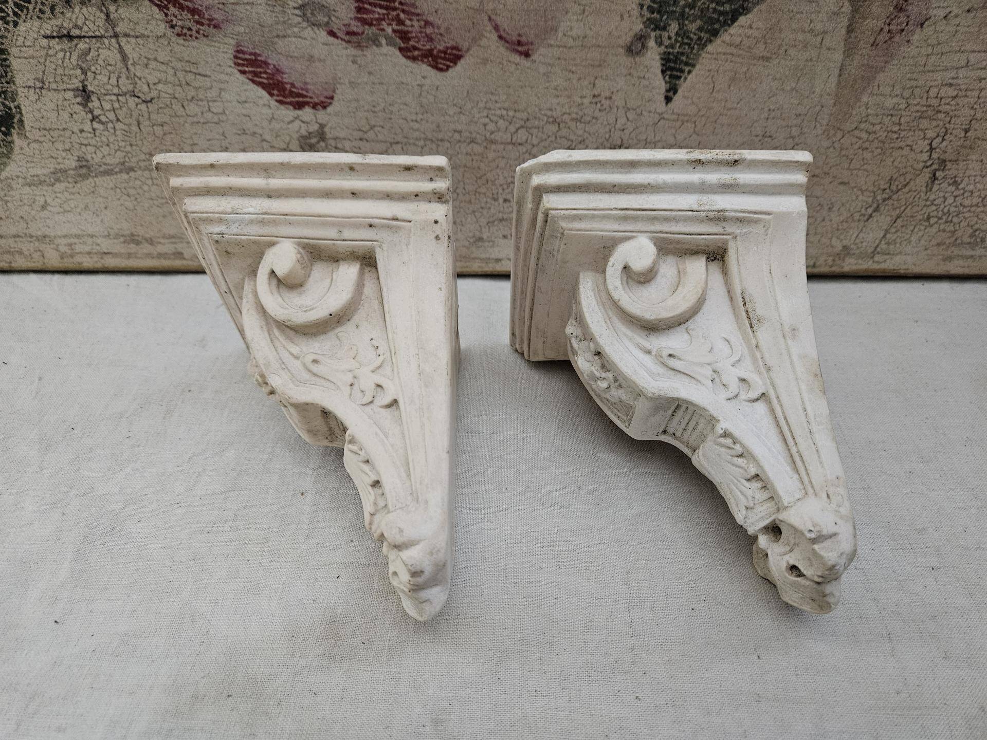 Pair of plaster wall brackets - Shelves