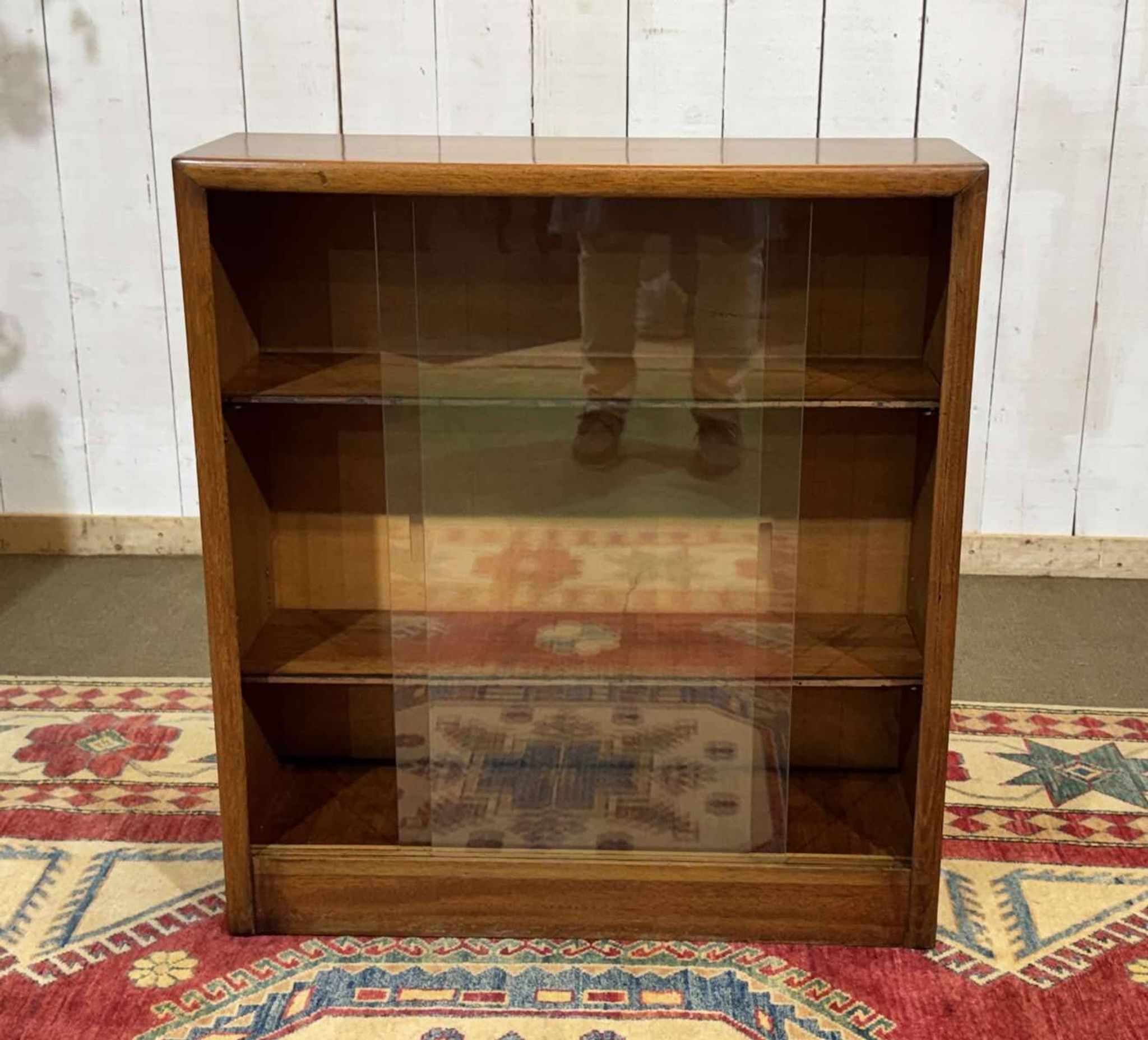 Vitrine anglaise en noyer des années 1970