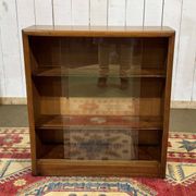 Vitrine anglaise en noyer des années 1970