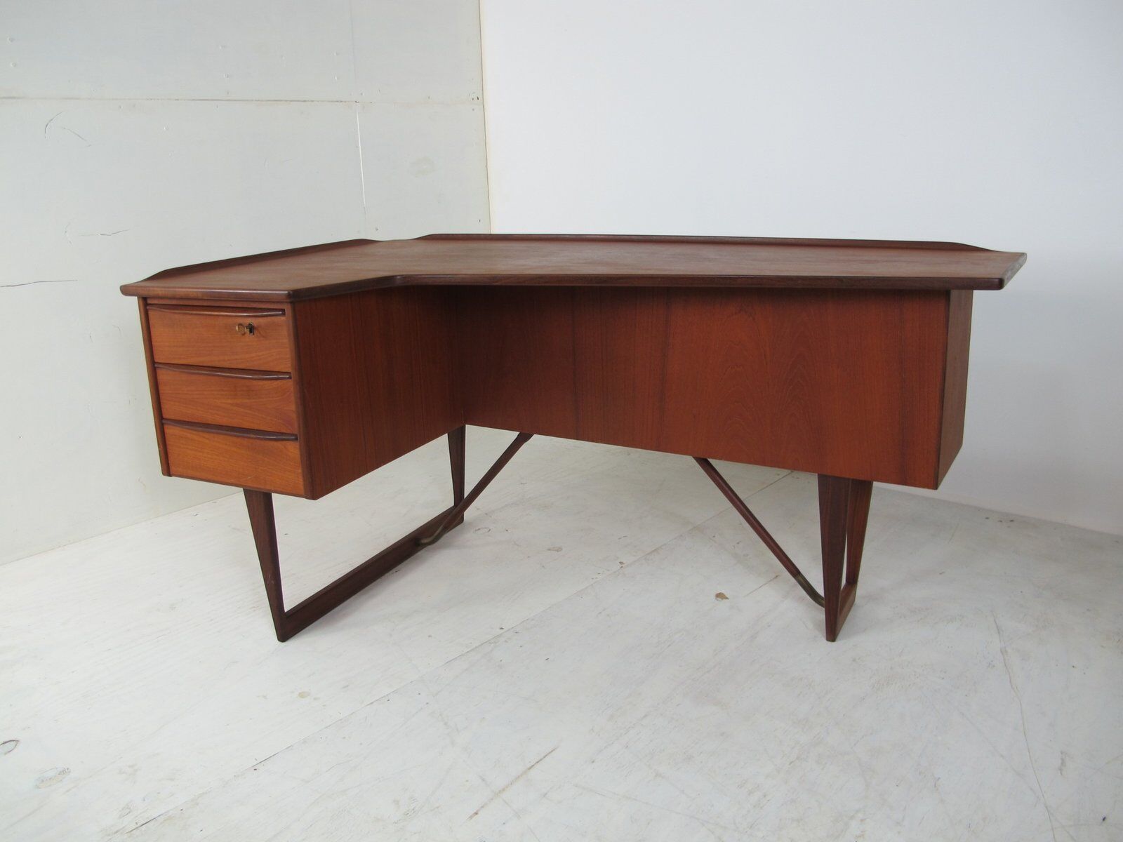 Boomerang desk in teak by Peter Lavig Nielsen for Denmark, 1950s