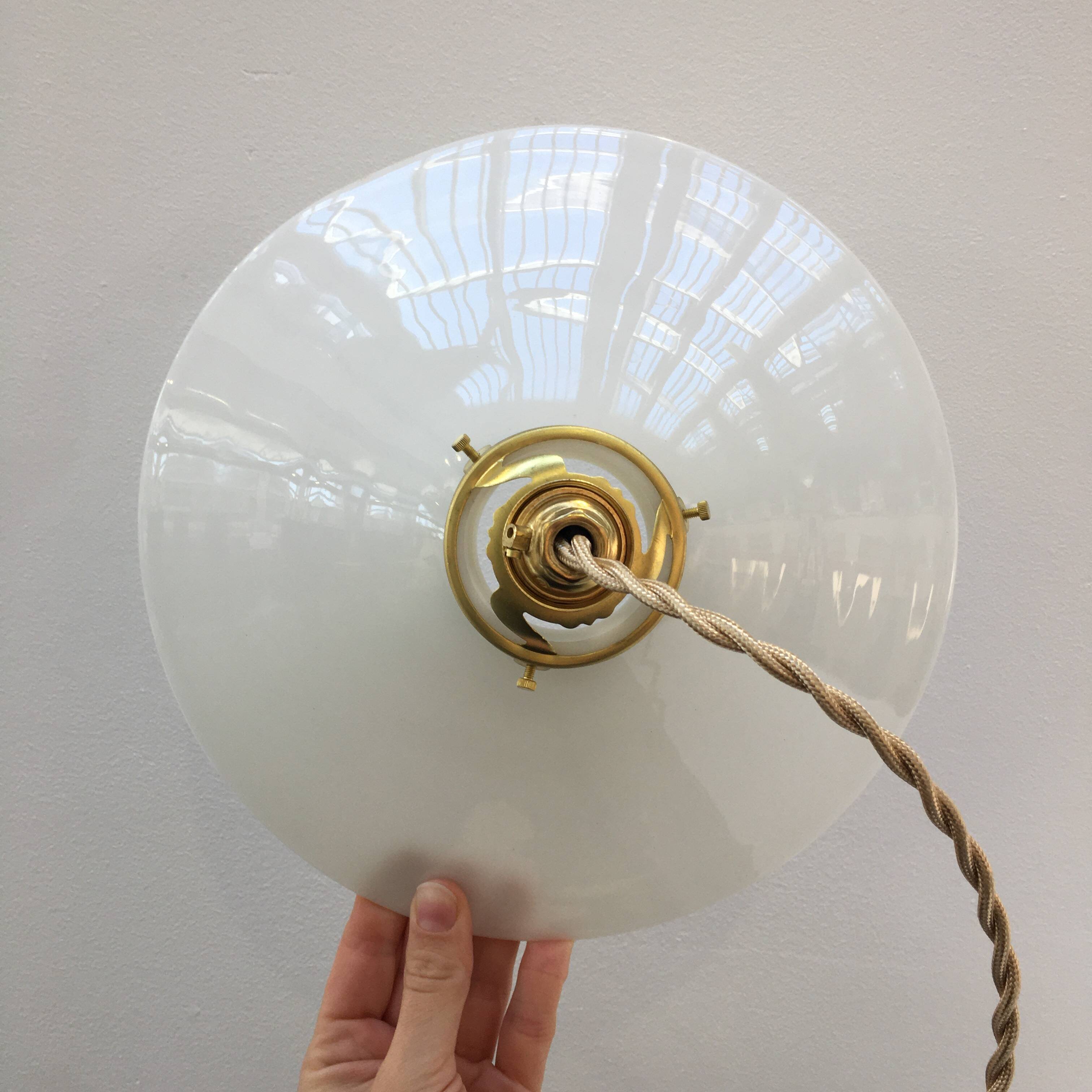 Série de deux suspensions vintage en opaline blanche