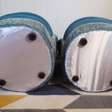 Paire de fauteuils Crapaud et un pouf en velours bleu Vintage