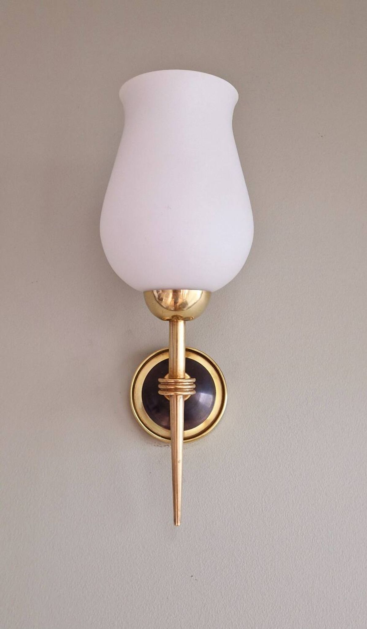 Paire d'appliques opaline et laiton 1950