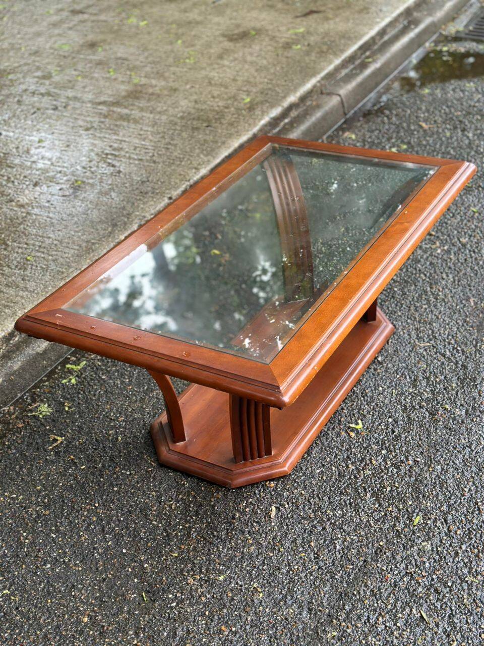 Table basse vintage en bois massif et verre