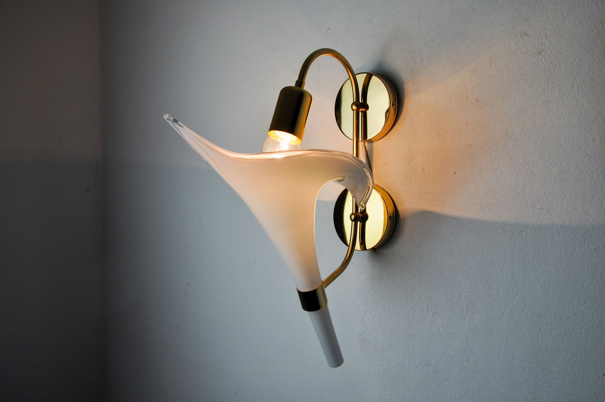 Applique fleur de lys blanche, verre de murano, Italie, 1970