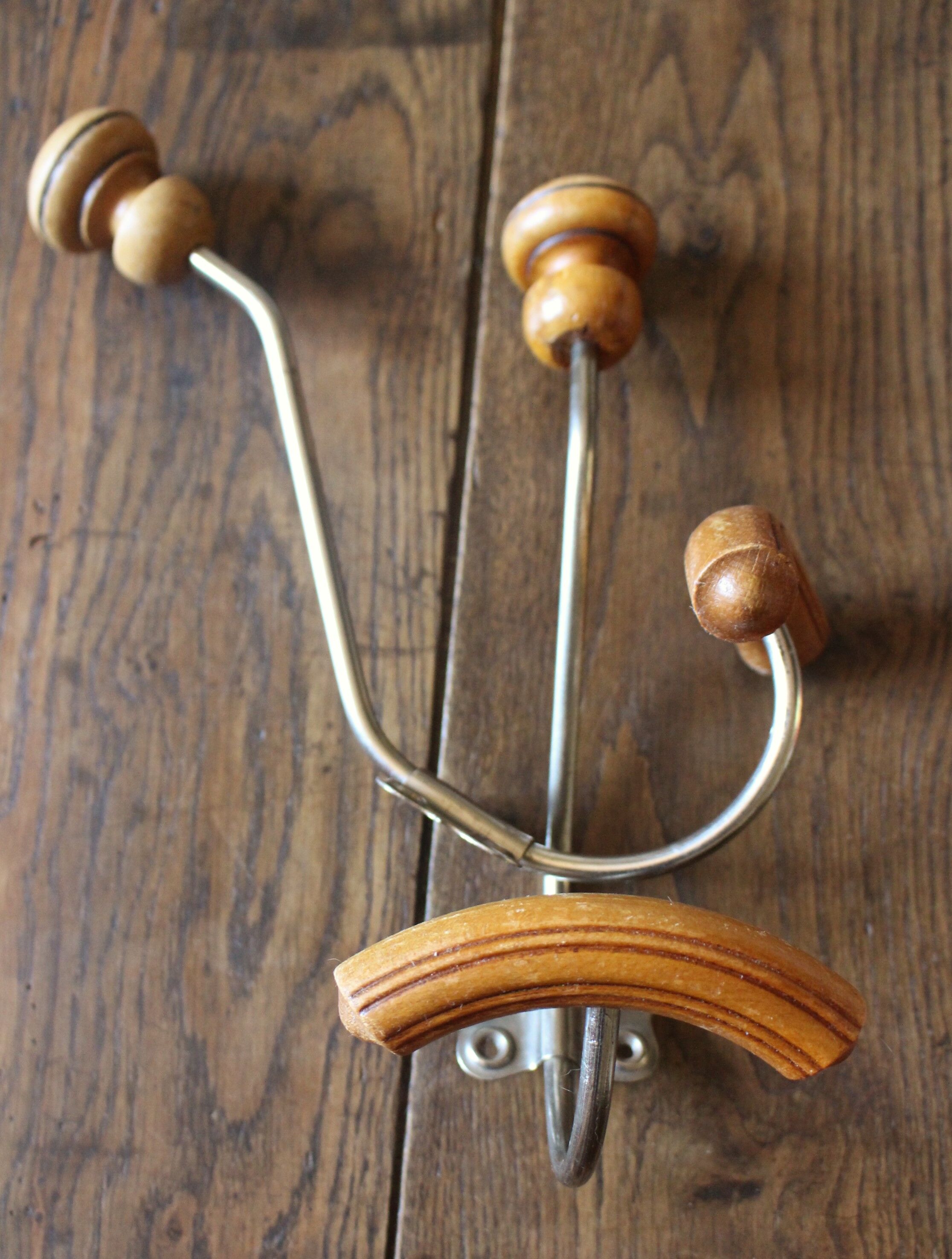 Pair butterfly hooks locust ball wood