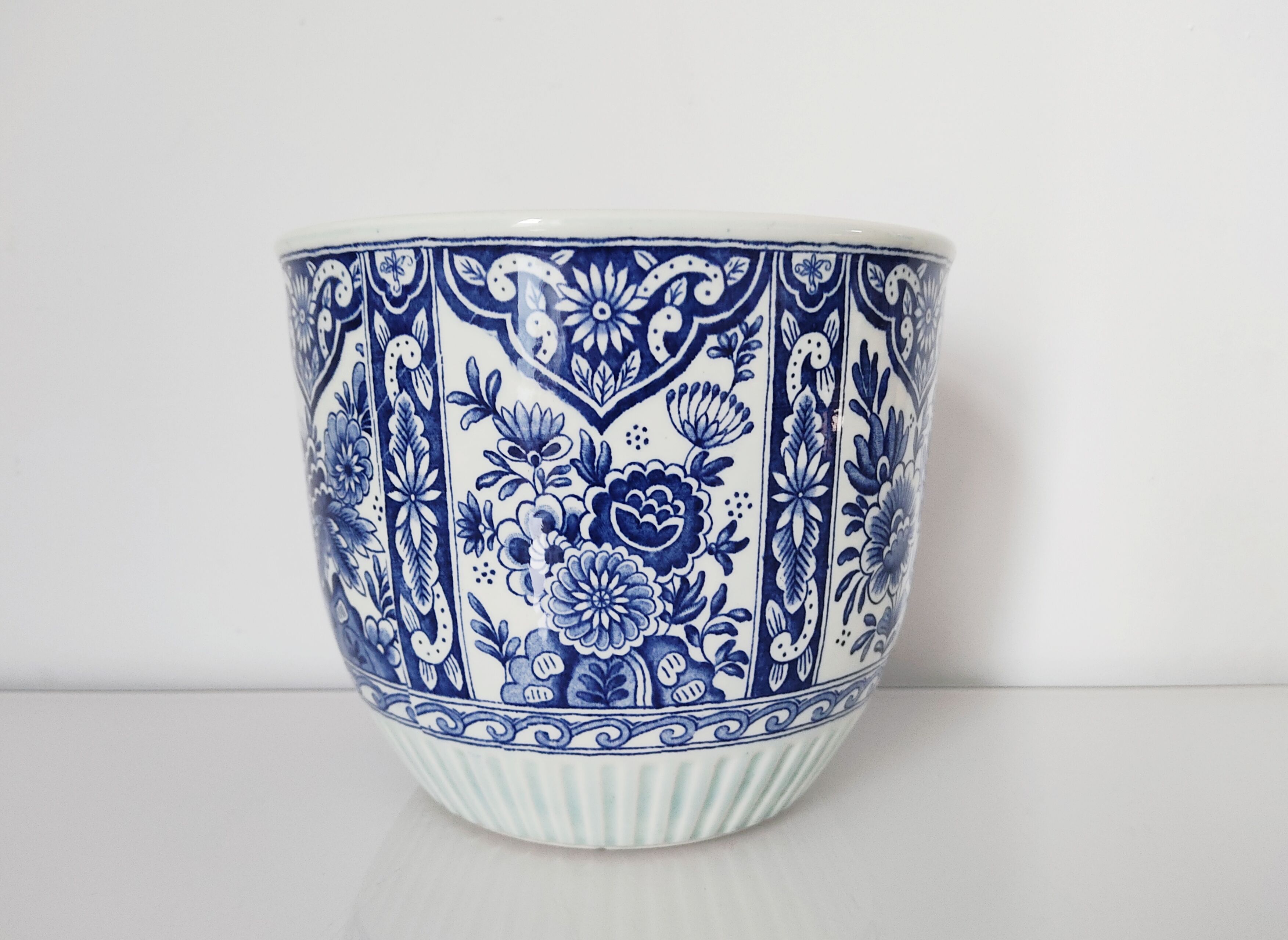 Earthenware pot petrus regout maastricht model delfts