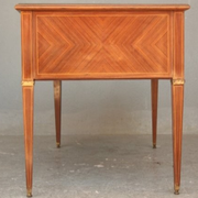 Bureau de style Louis XVI plaqué acajou