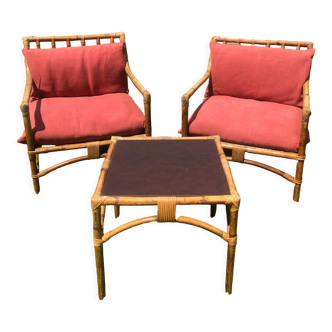 Salon en rotin avec 2 fauteuils, coussins table basse