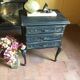 Commode patinée noire