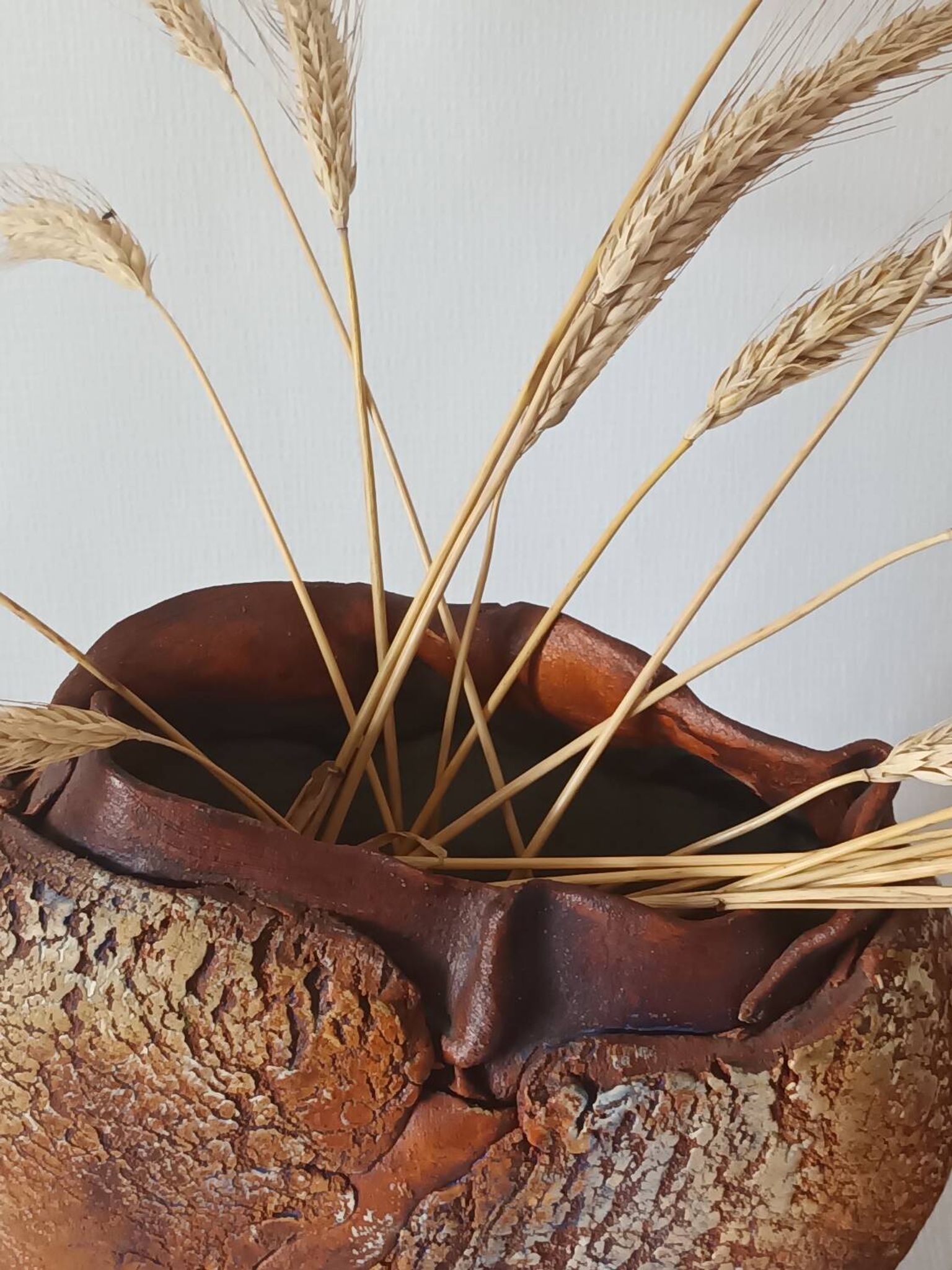 Vase en terre cuite texturé signé