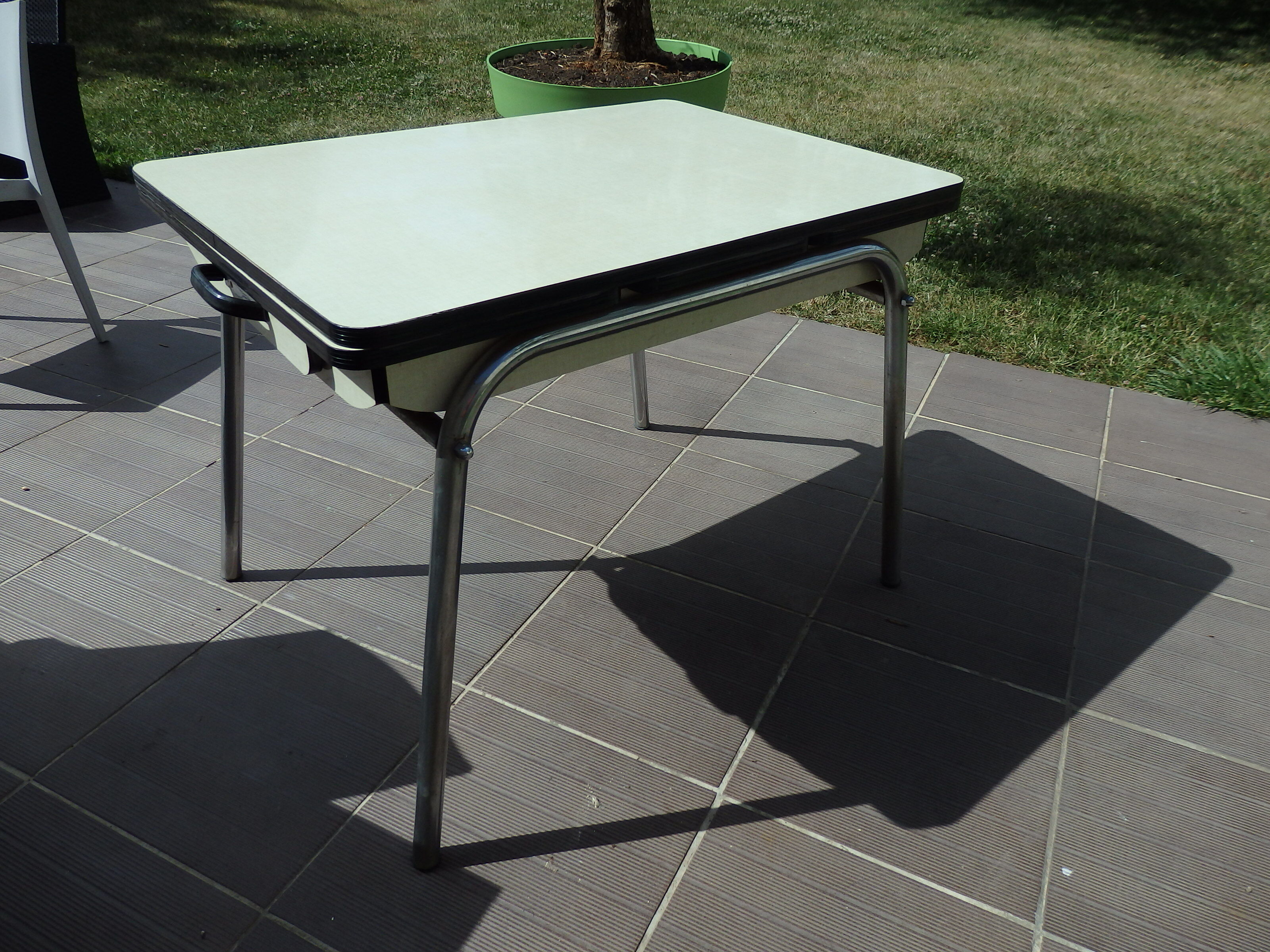 Formica kitchen table