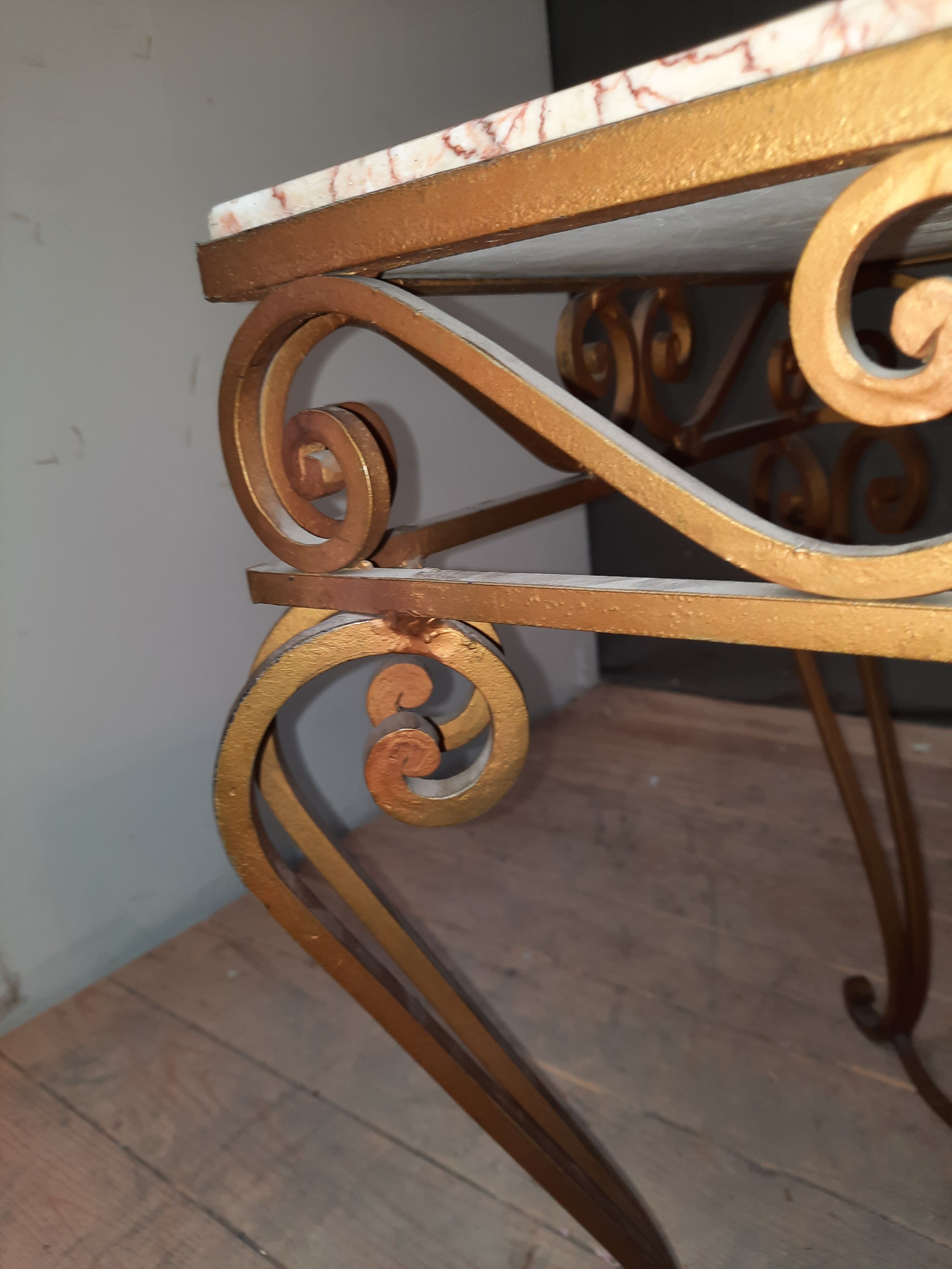 Tablr bass metal and marble