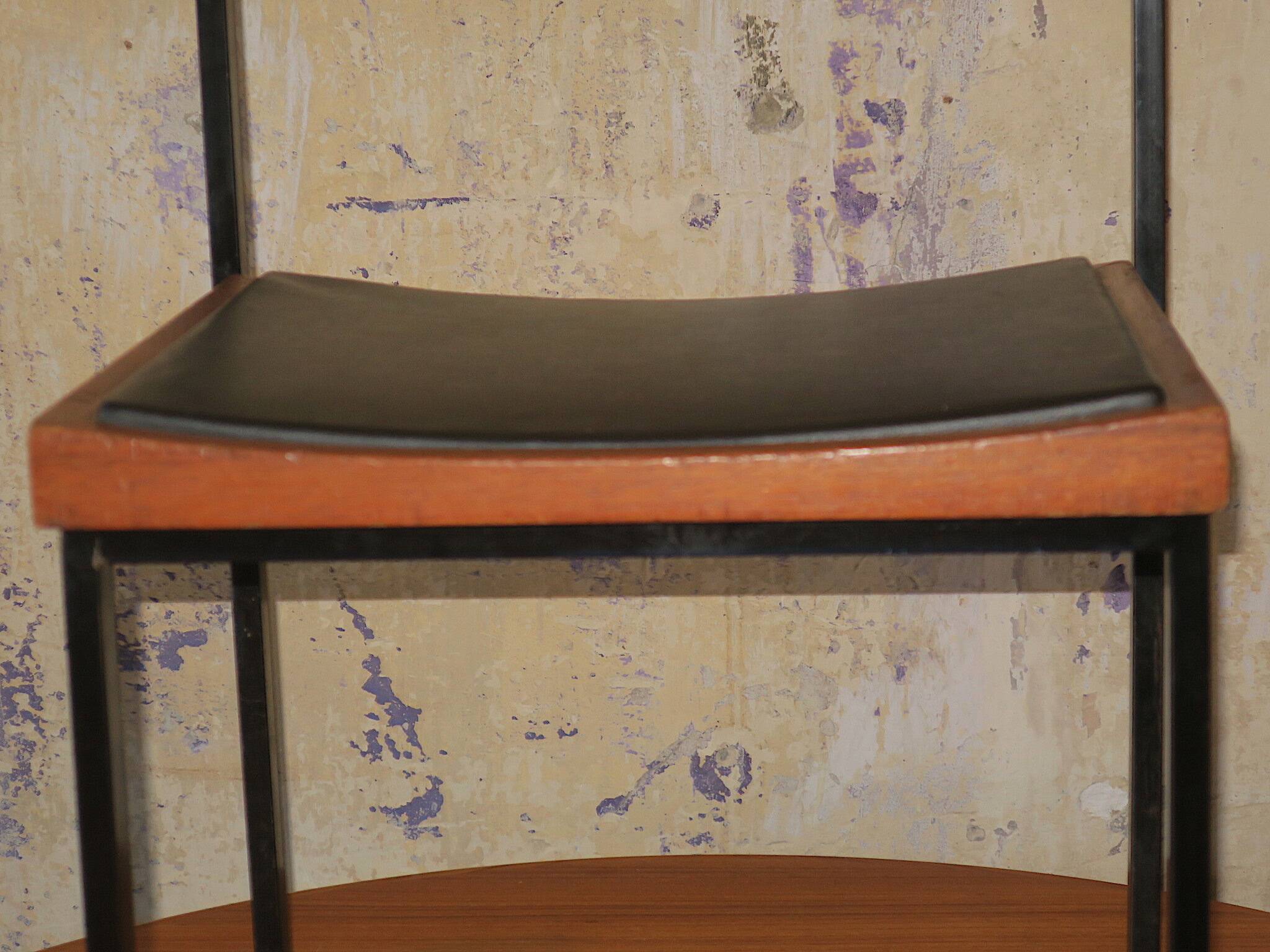Paire de chaises empilables en teck et fer, années 1960