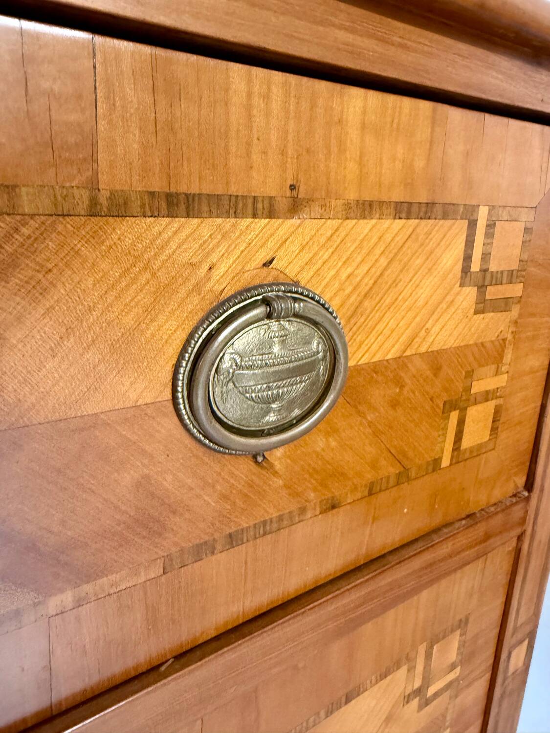 Antique marquetry chest of drawers from the transition period at the end of the 18th century, with 3 wooden drawers.