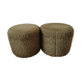 Deux poufs moumoute