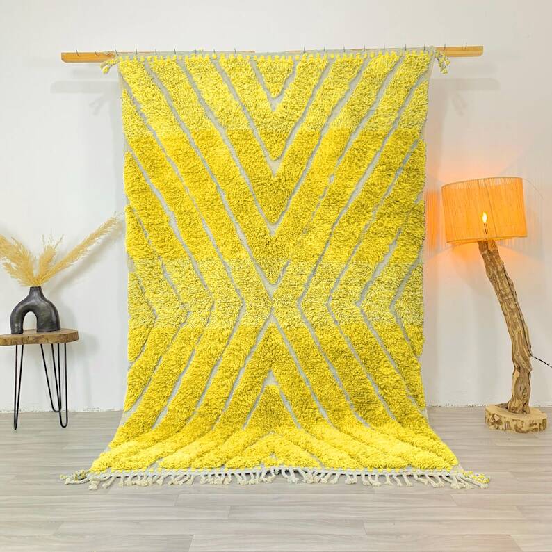 Ecru Moroccan rug with geometric patterns 250cm x 150cm