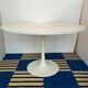 Table à manger blanche pied tulipe attribuée à Maurice Burke