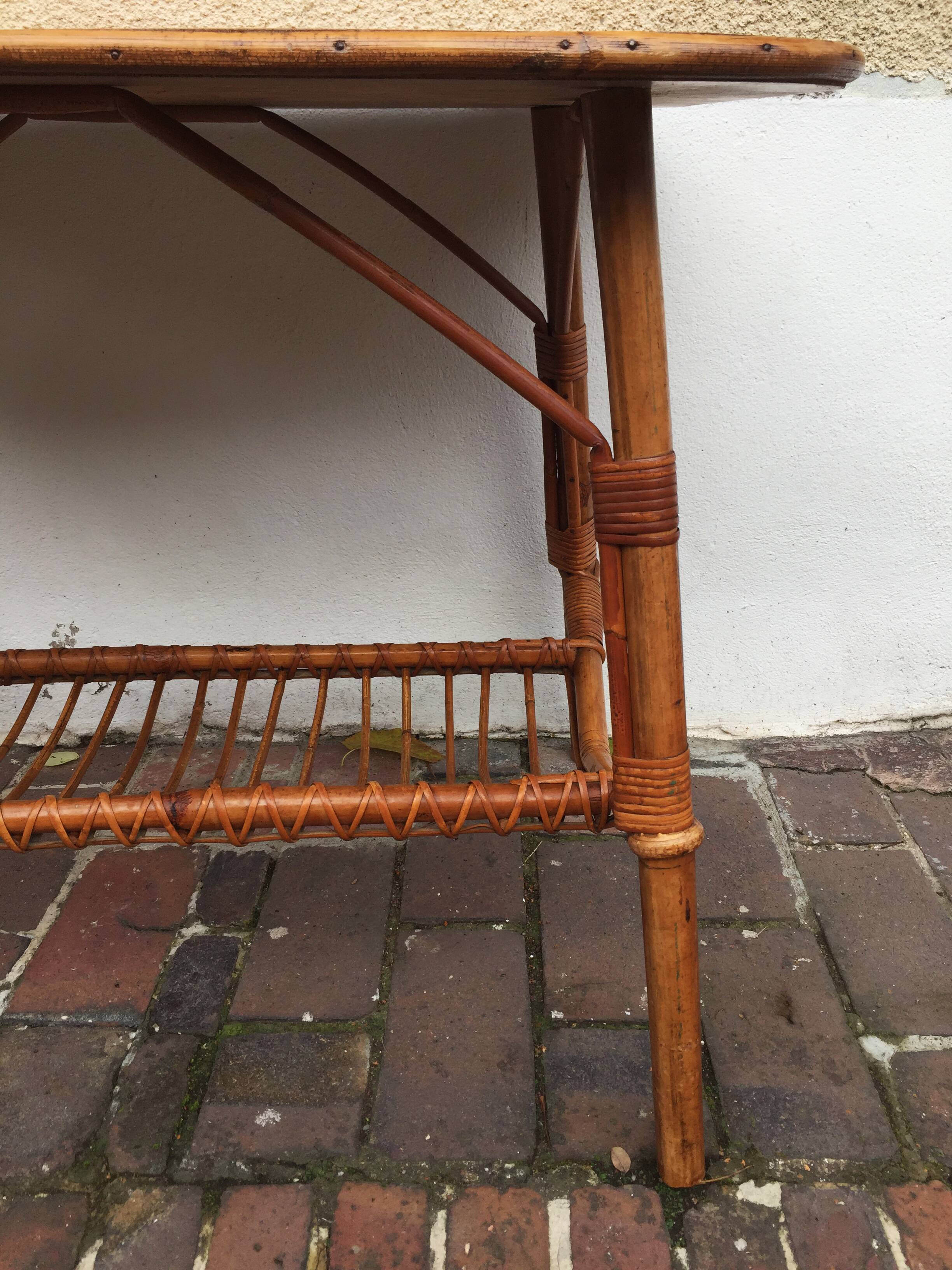 Table d'appoint en rotin et plateau en bois