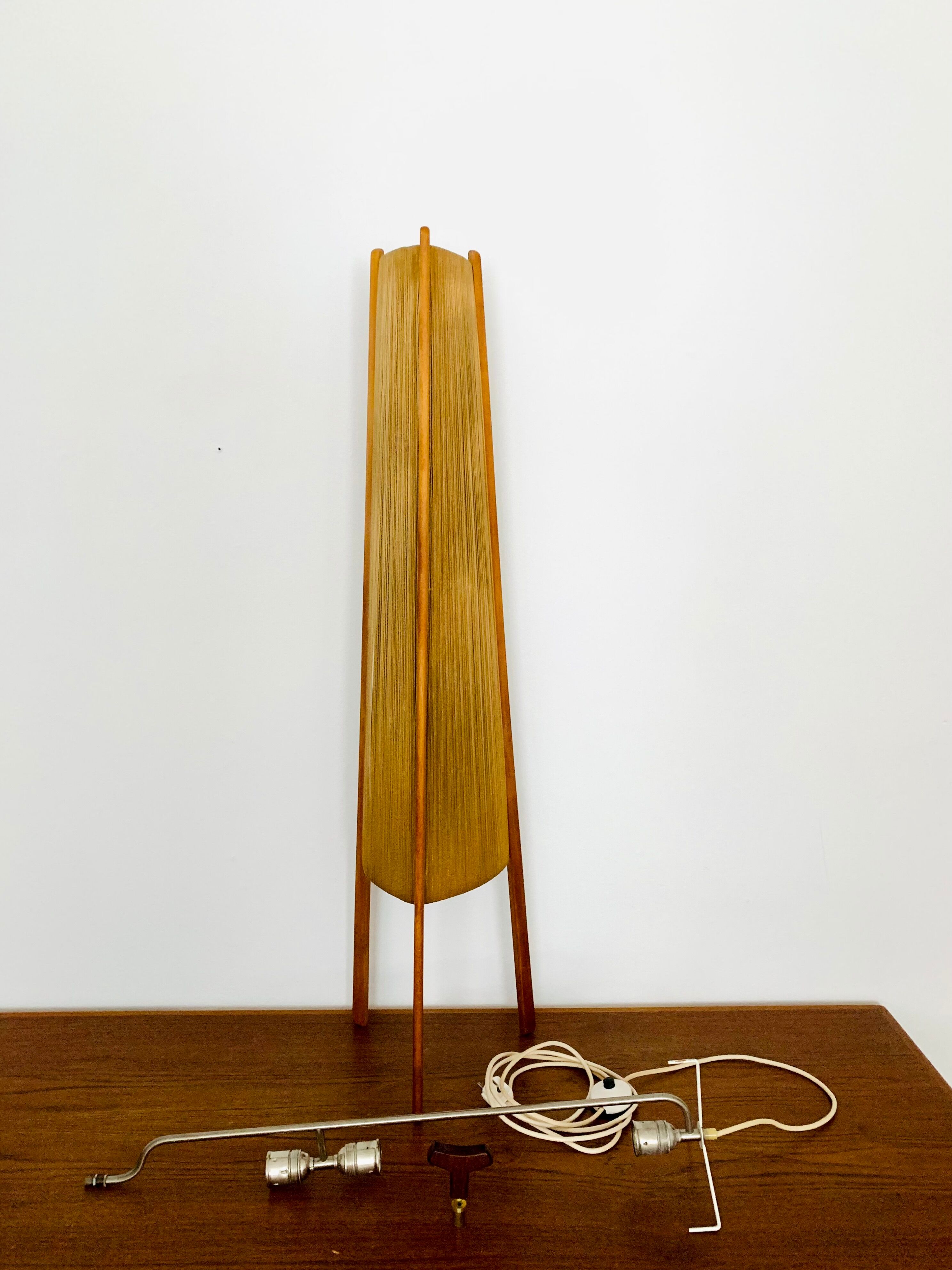 Lampe de sol en sisal et teck par Temde
