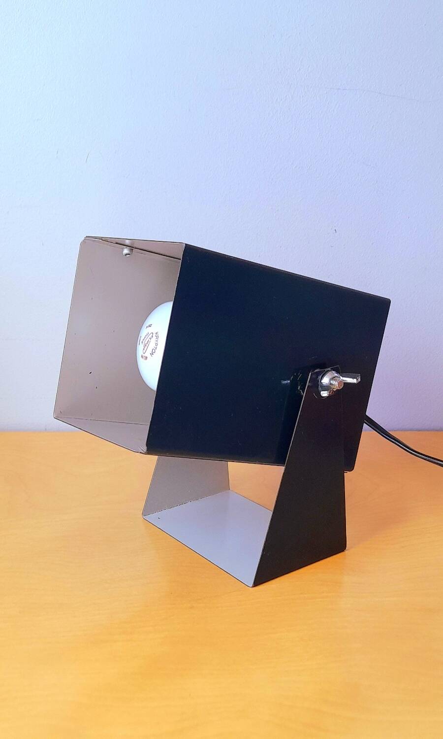 Modernist 80s table spot