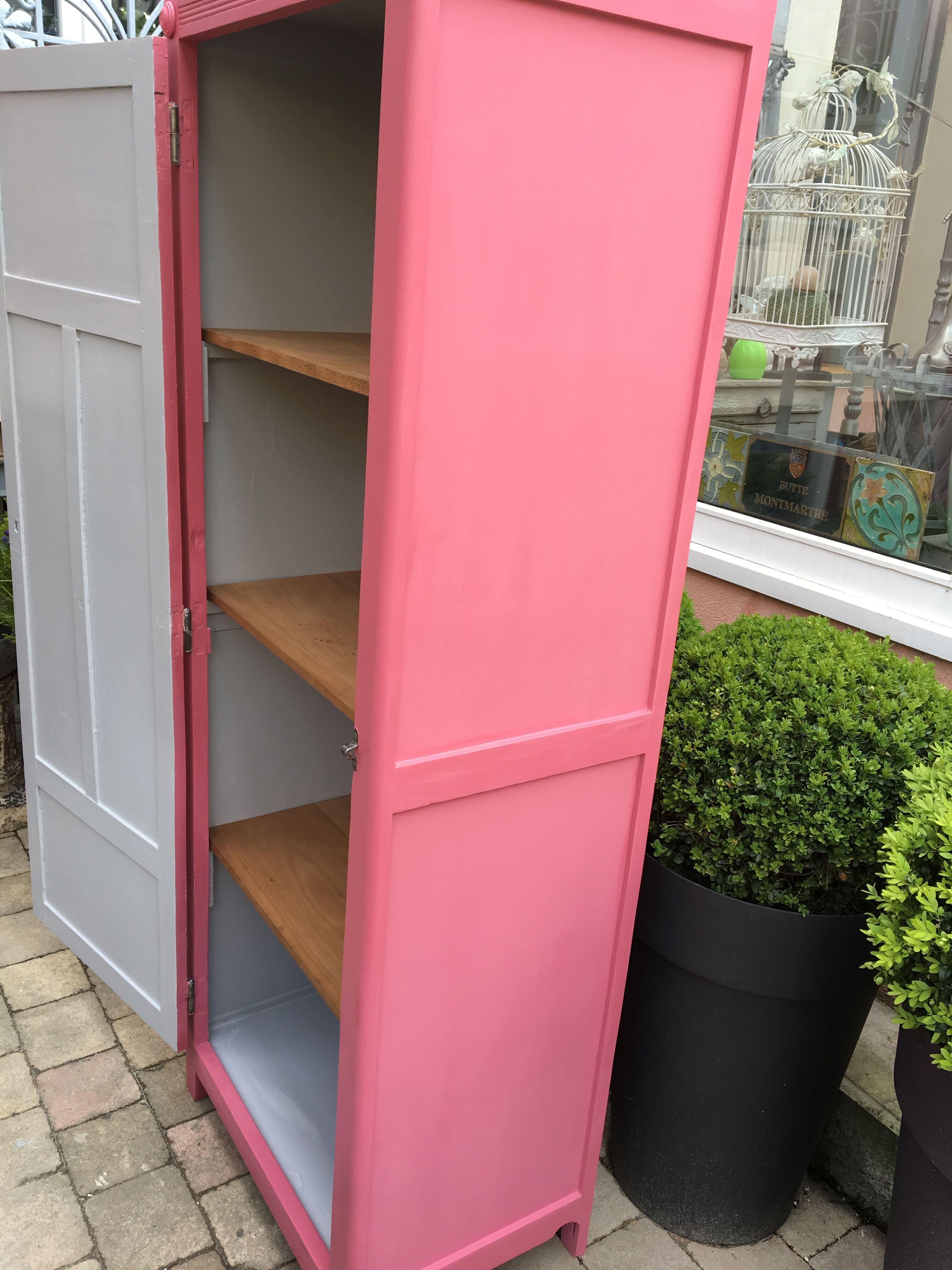 Parisian wardrobe bonnetière