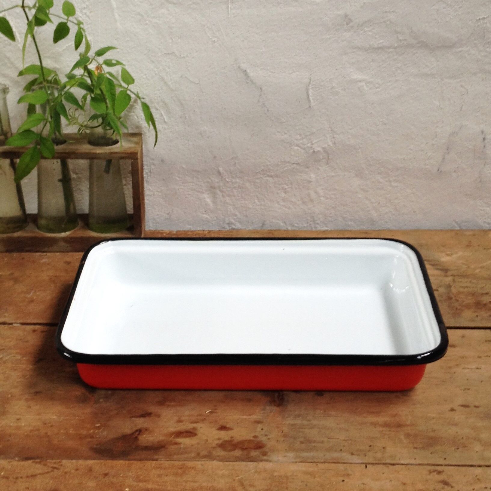 Red enamelled plate dish