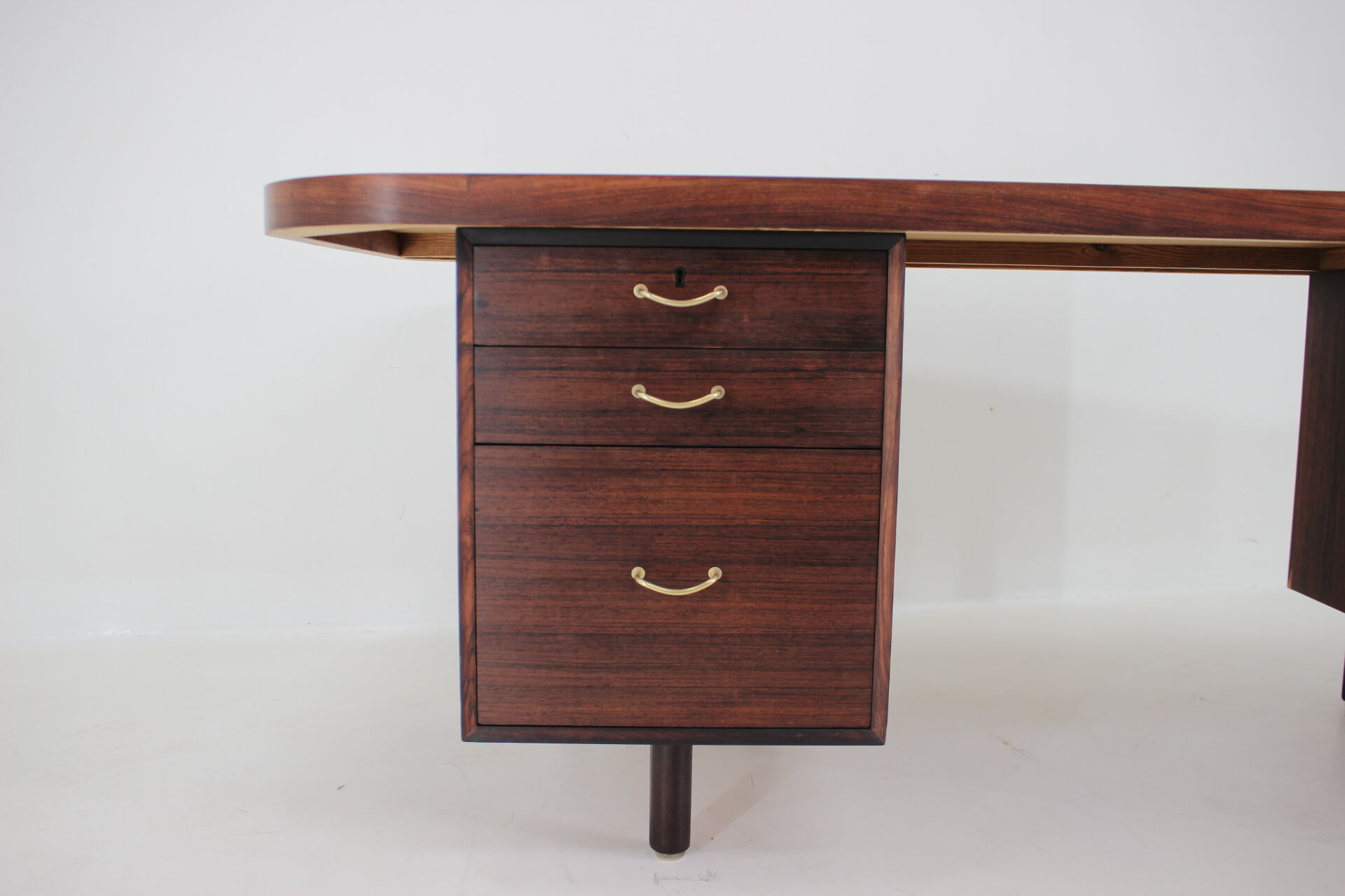 1960s Large exclusive free standing palisander desk