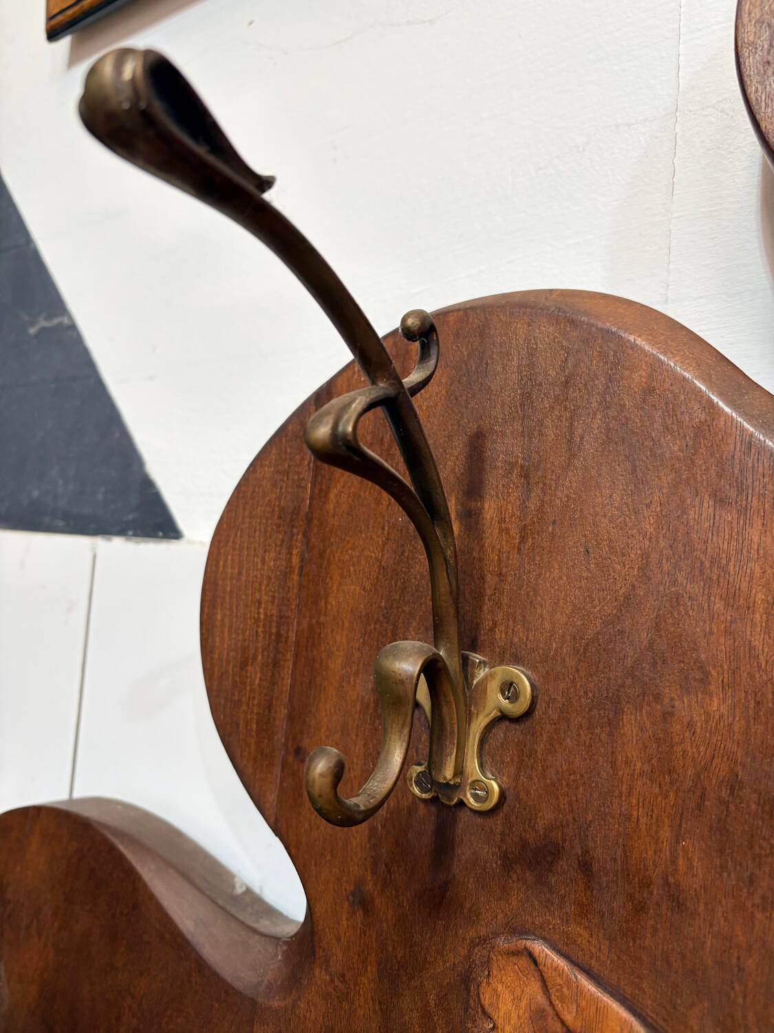 Grand porte-manteau Art Nouveau en bois sculpté – vers 1900