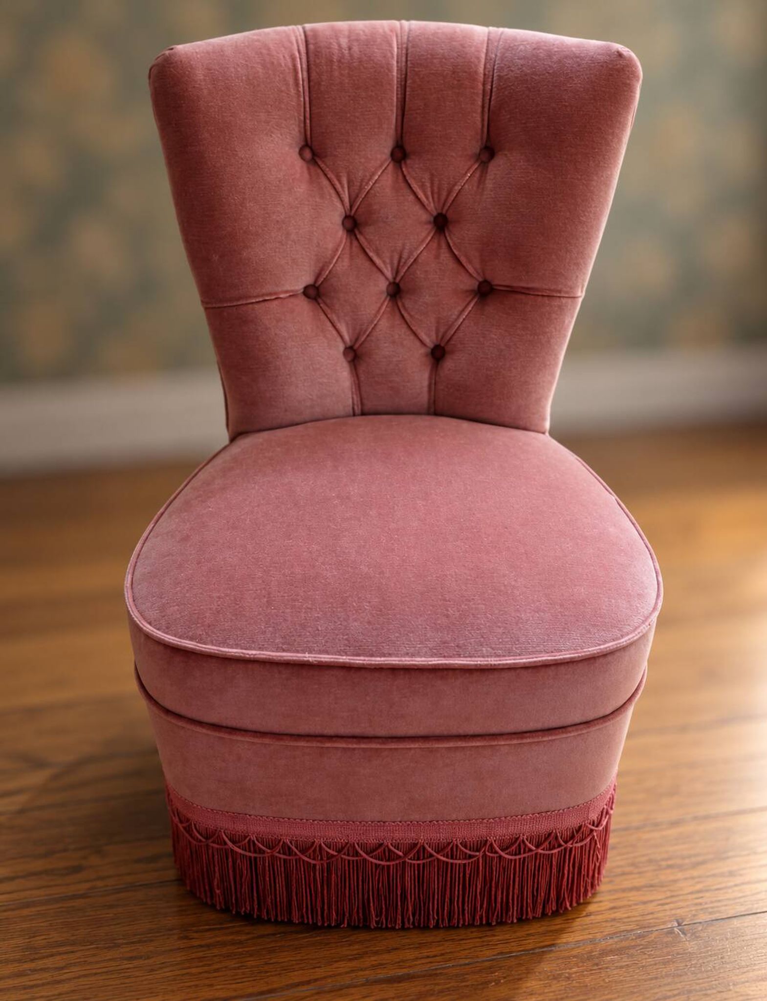 Vintage tufted armchair in old rose velvet, decorative and full of charm.