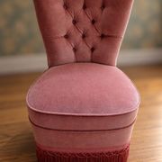 Vintage tufted armchair in old rose velvet, decorative and full of charm.