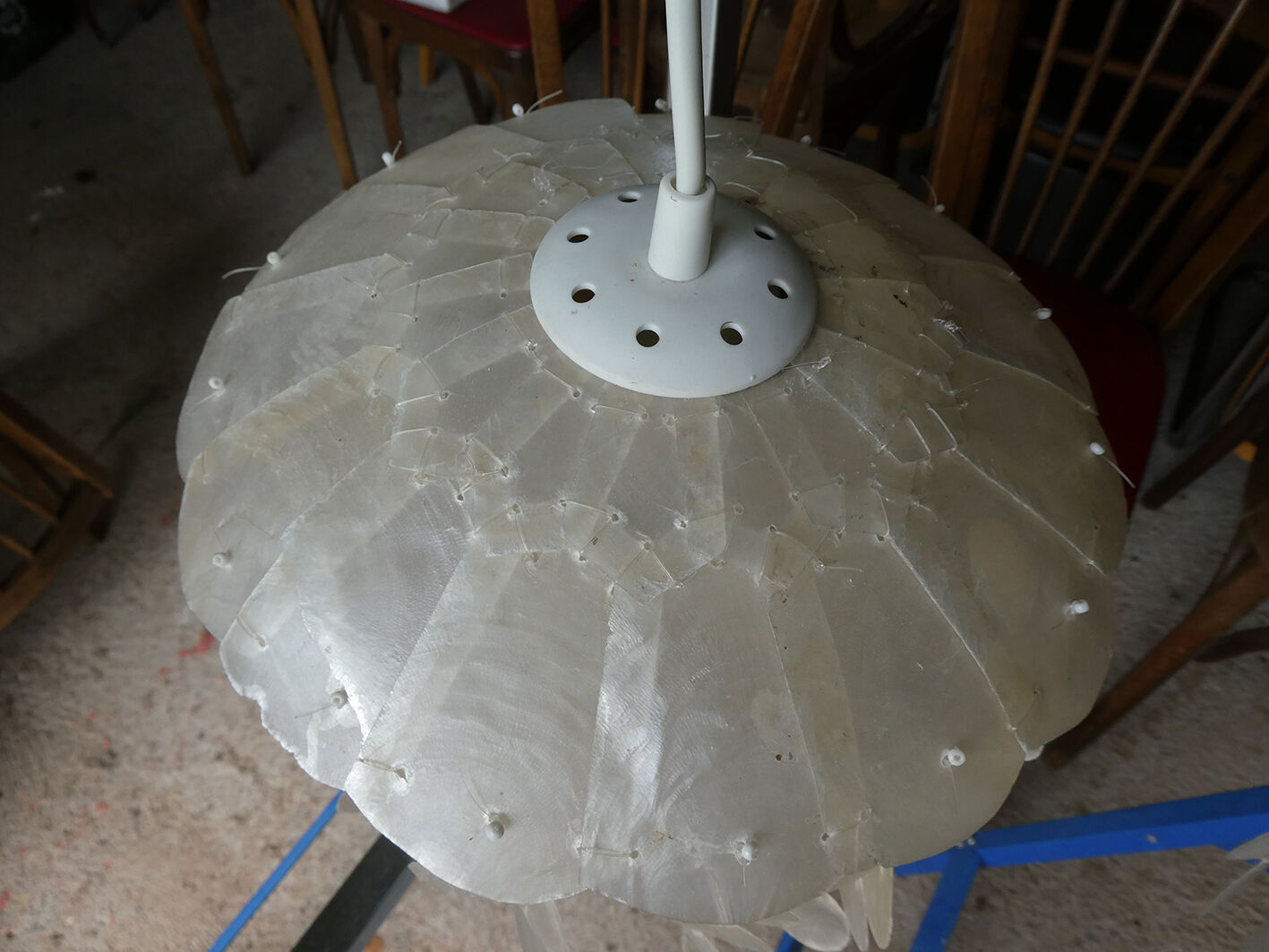 Duo of hanging lamps in mother-of-pearl tassels