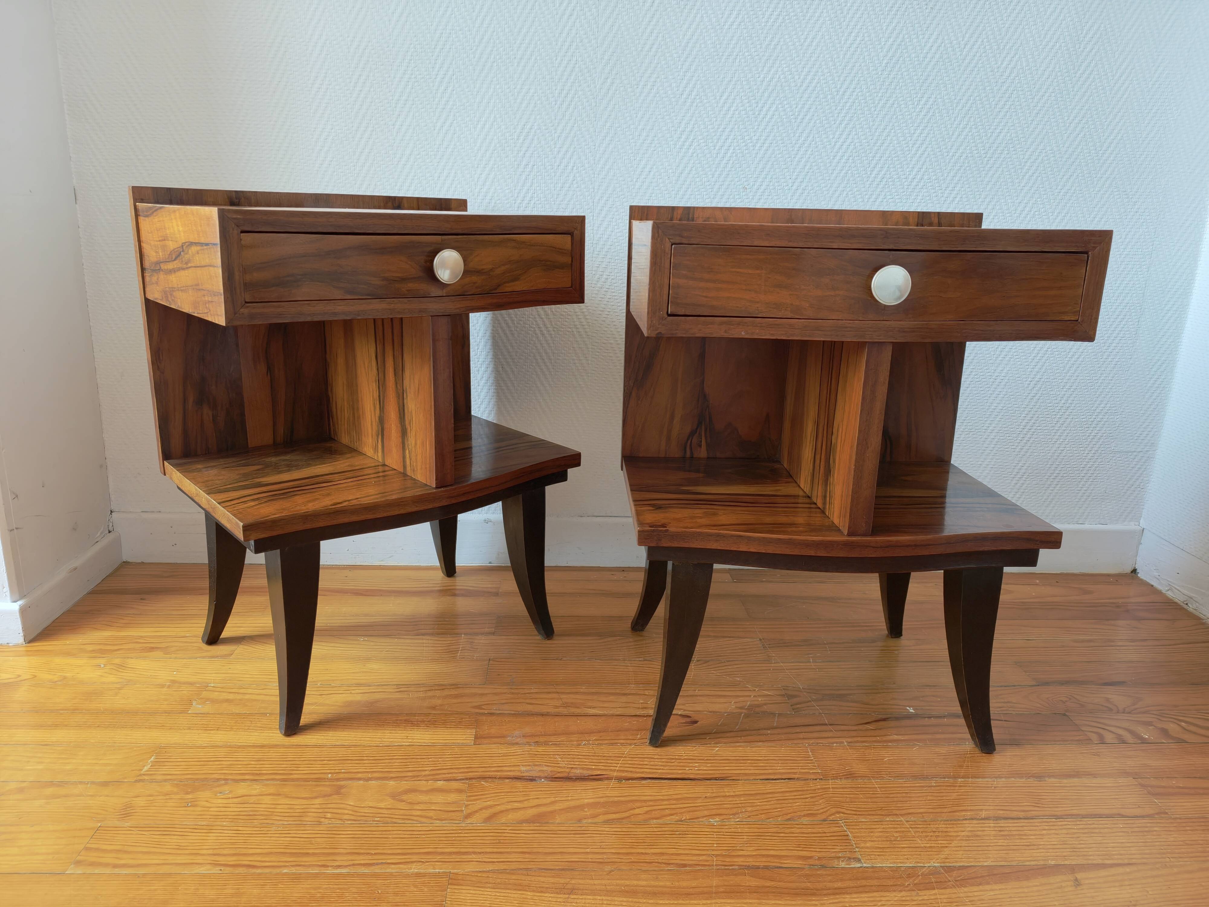 Pair of Art Deco bedside tables with flame veining, 1930s.