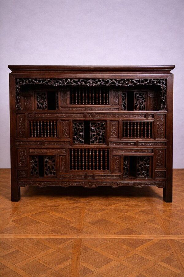 Asie XIXe : cabinet ancien sculpté en acajou (art chinois ou indochinois)