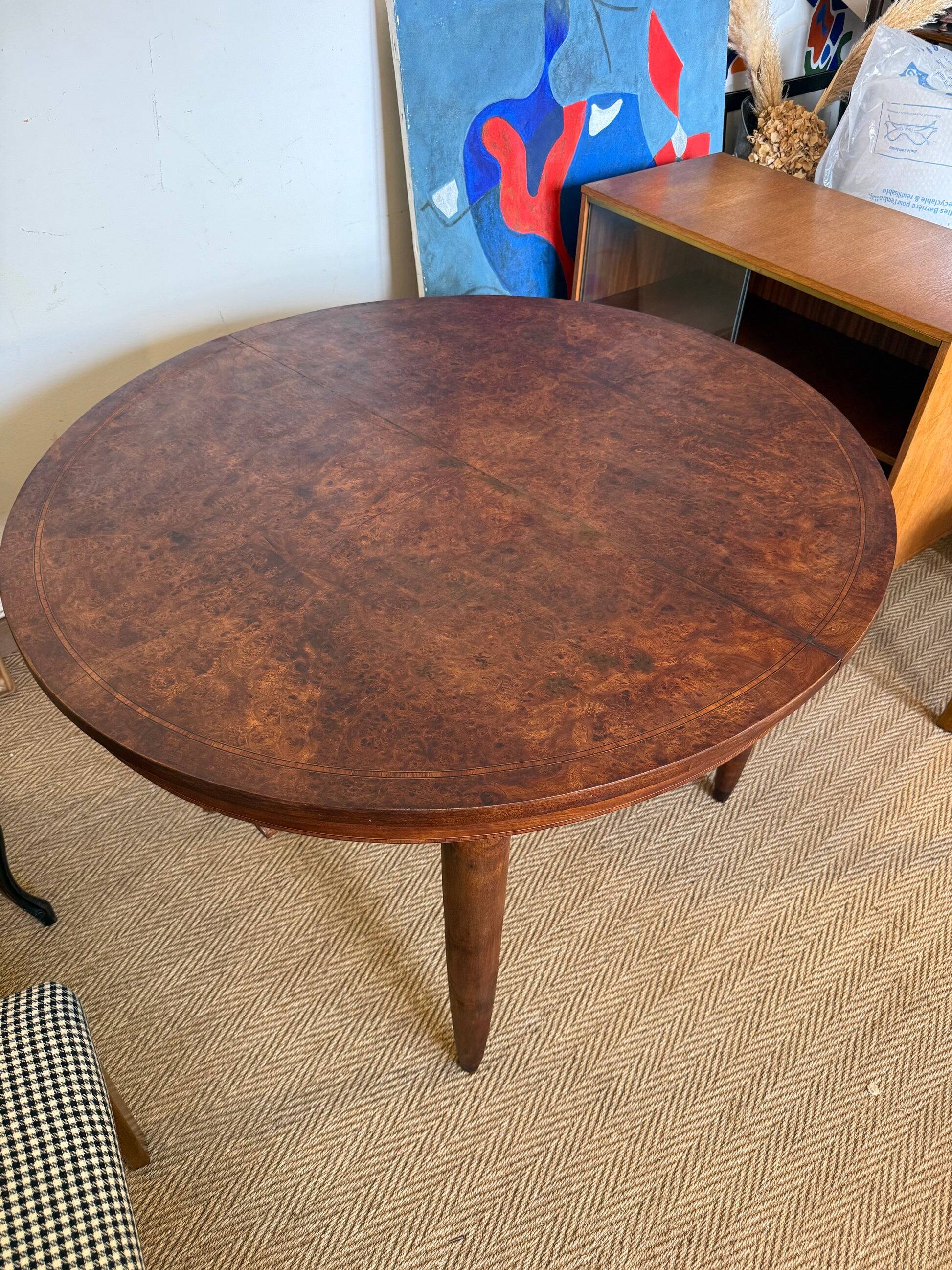 Oval extendable dining table in wood and walnut burl veneer.