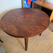 Oval extendable dining table in wood and walnut burl veneer.
