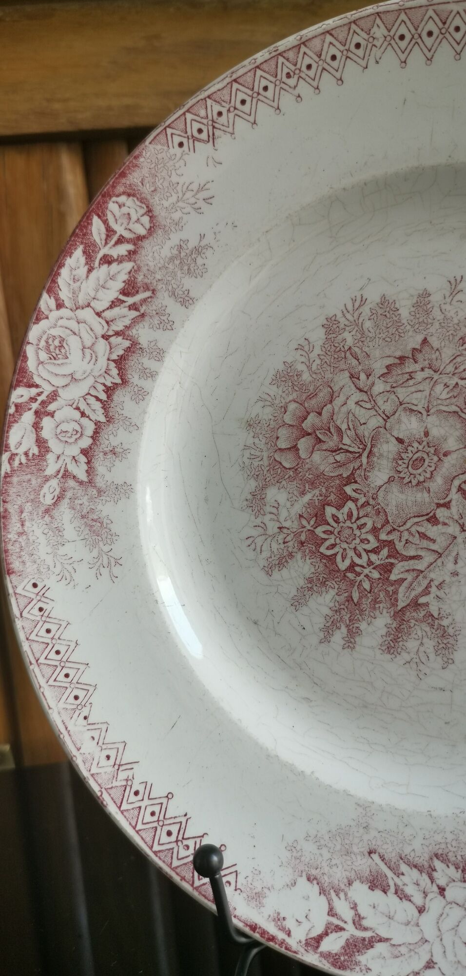 2 anciennes assiettes plates à fleurs rose poinçonner terre de fer hamage st amand "jardinière"