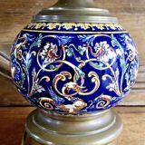 Ancienne Lampe à pétrole Gien Renaissance fond bleu XIX électrifiée