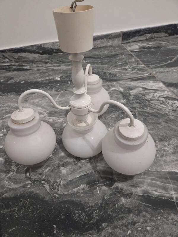 Suspension ancienne vintage space age blanche, 4 globes en verre opalin