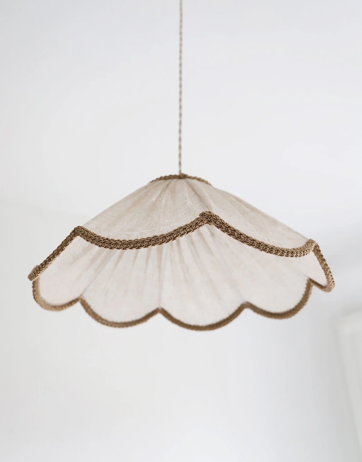 Suspension in a solid floral shape Françoise "classic beige"