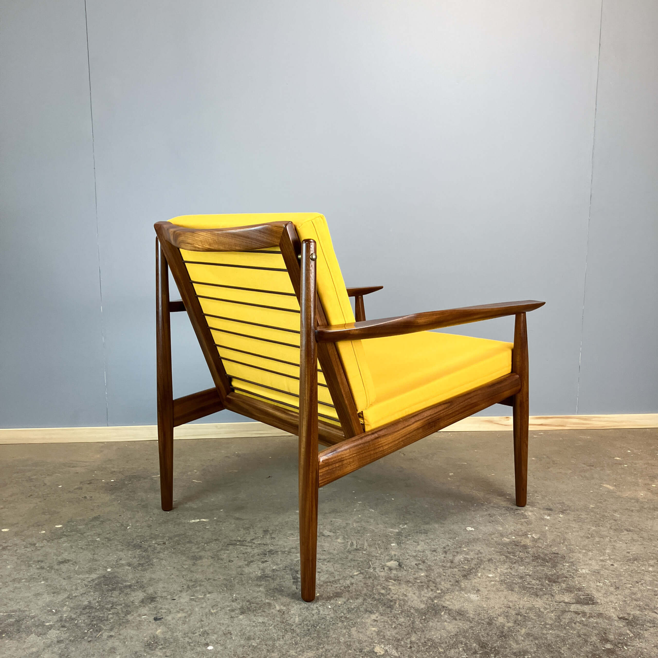 Fauteuil par Arne Vodder pour Glostrup, teck avec un revêtement en tissu jaune moutarde, années 1950.