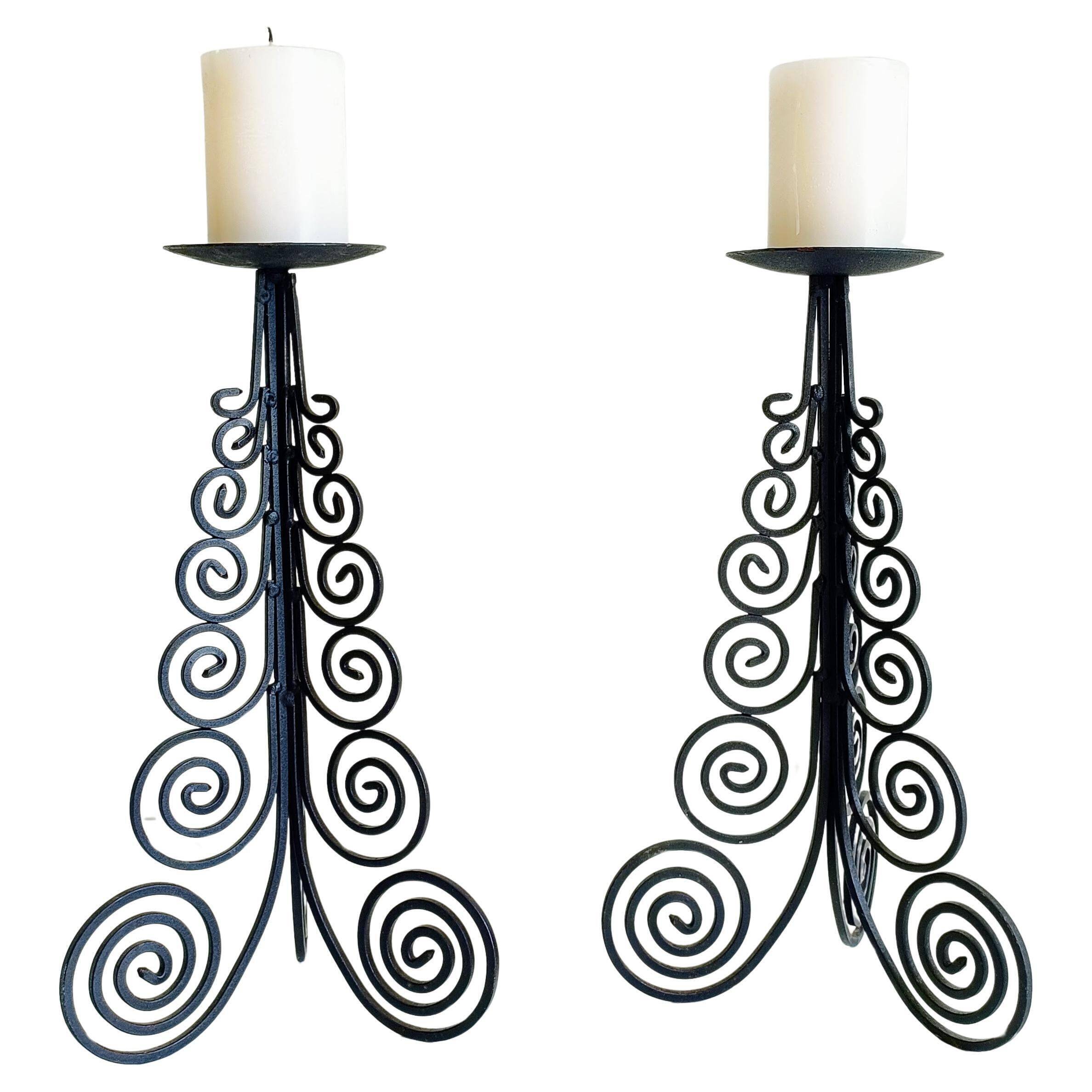 Paire de candélabres en fer forgé à la main, Espagne, vers les années 1970.