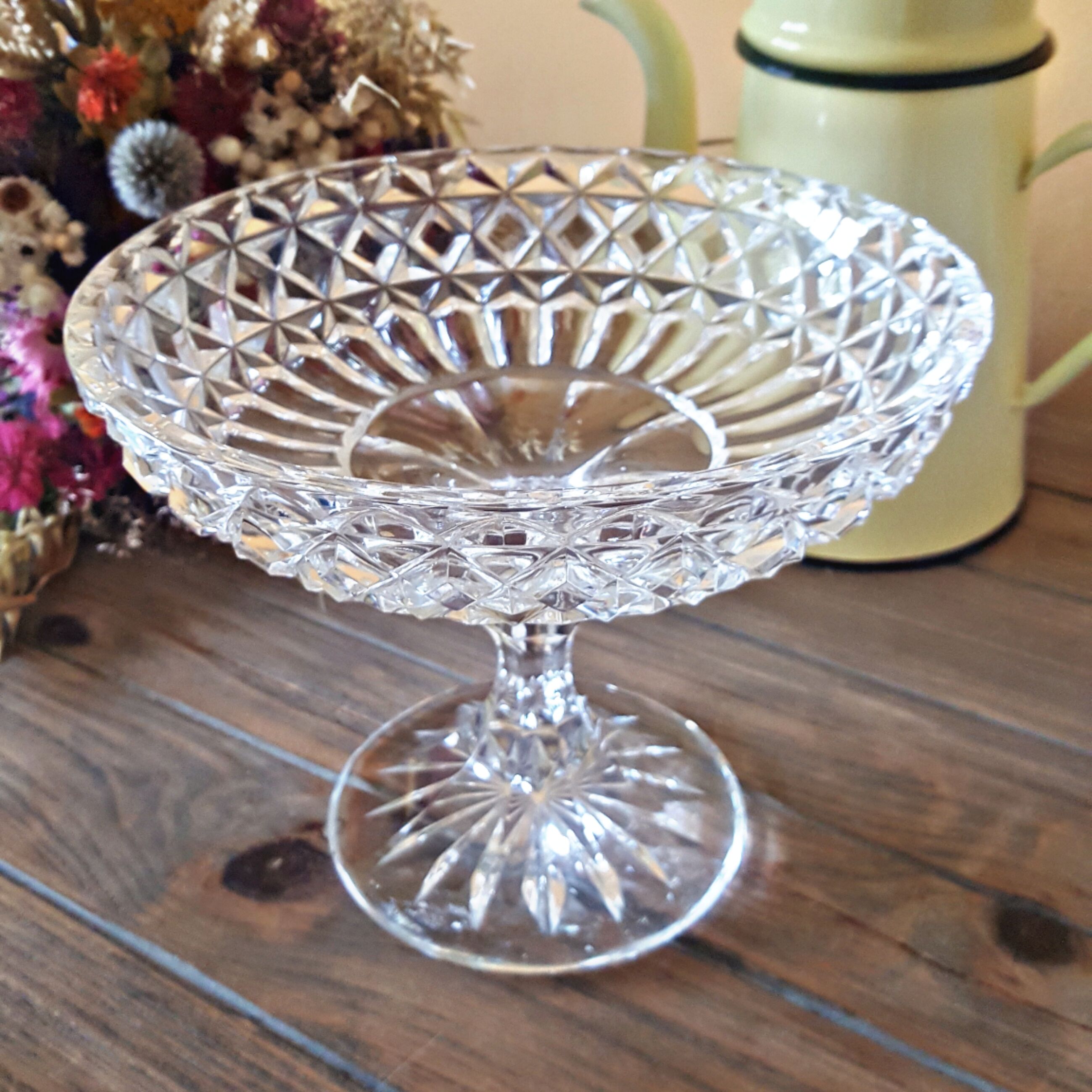 Chiseled glass compotier